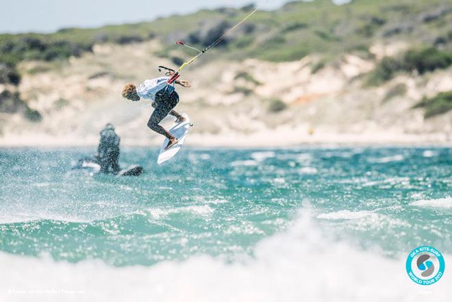Day 3 – Mitu is bringing his unhooked game to the table this year too – GKA Kitesurf World Tour Tarifa ©  Ydwer van der Heide